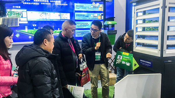 托普云農(nóng)工作人員現(xiàn)場(chǎng)講解