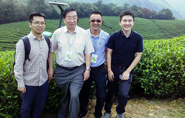 陳宗懋院士、陳渝陽董事長、陳曦經(jīng)理在茶園殺蟲燈面前合影