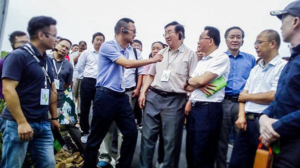 托普云農(nóng)陳渝陽董事長陪同劉天金主任、陳宗懋院士參觀現(xiàn)場