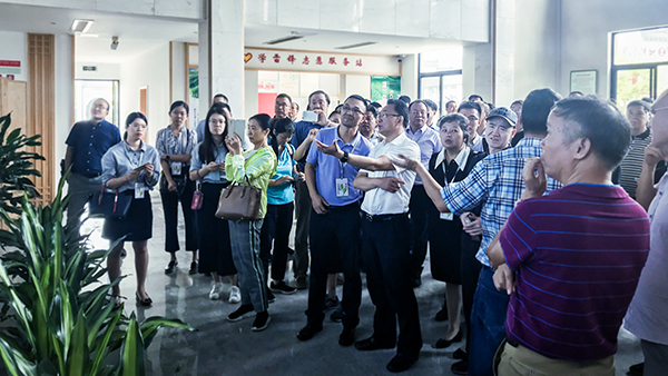 劉主任與陳董事長就投屏上的病蟲害監(jiān)測預(yù)警系統(tǒng)做深入交流