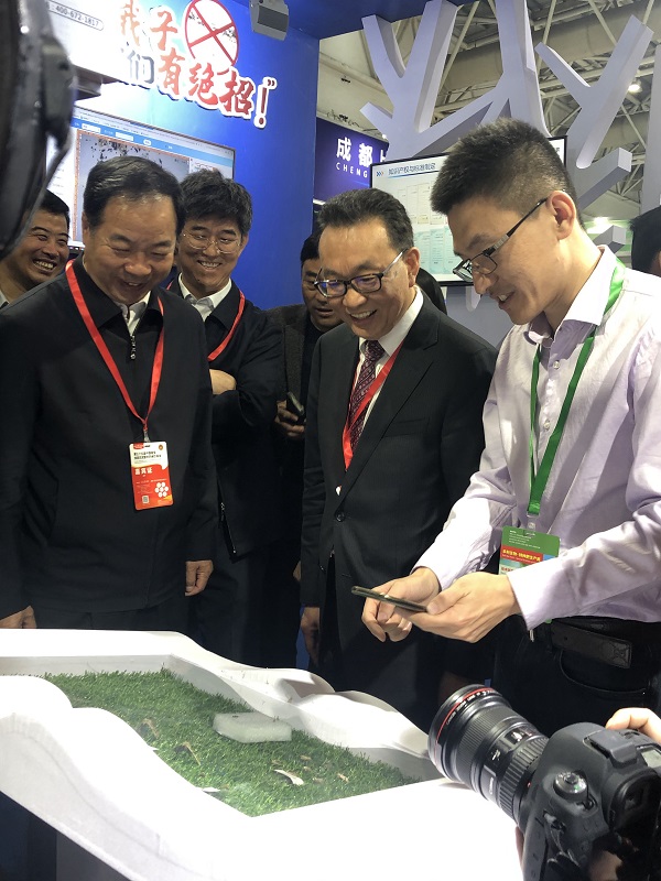 劉天金主任、陳生斗會長、全國農技推廣中心測報處劉萬才處長近距離見證“蟲害識別”