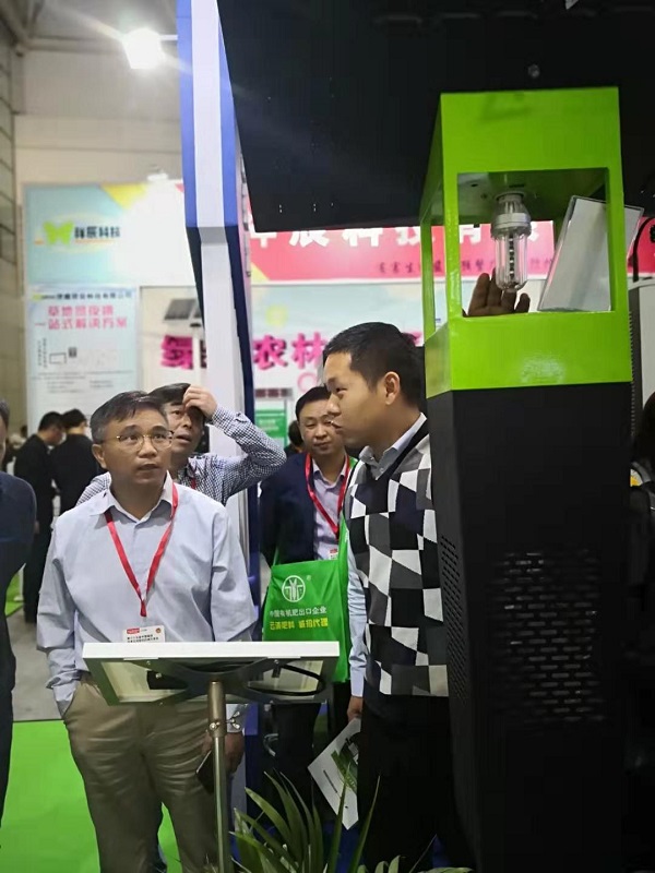 托普云農技術人員向湖北省植保站站長郭子平介紹風吸式殺蟲燈