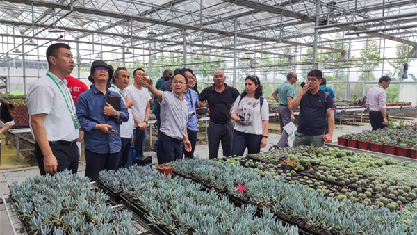 考察團一行詳細了解數字農業解決方案和具體應用成效