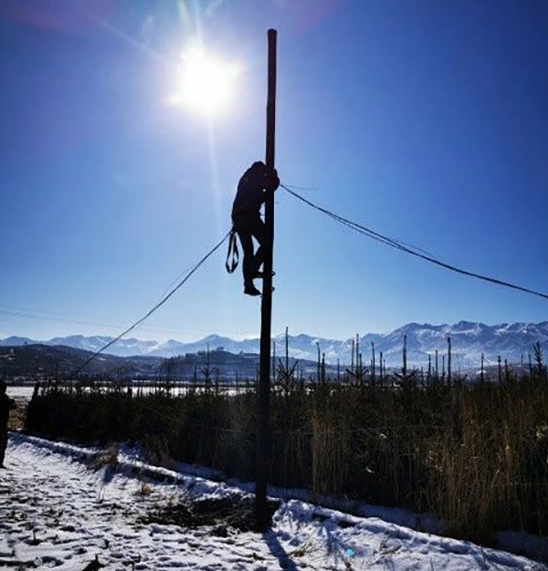 托普服務人員在雪地施工瞬間