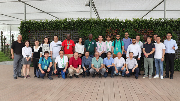 7月,FAO考察團在托普云農現代農業產業園合影留念