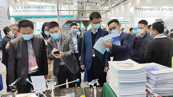 各領(lǐng)導(dǎo)專家蒞臨托普云農(nóng)展位