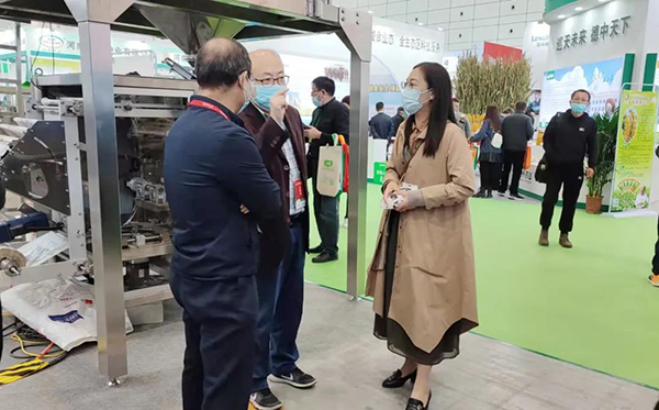 各領(lǐng)導(dǎo)專家蒞臨托普云農(nóng)展位