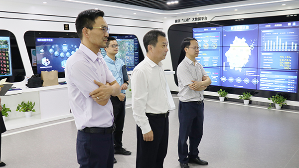 柴世民局長一行參觀托普云農數(shù)字三農展廳